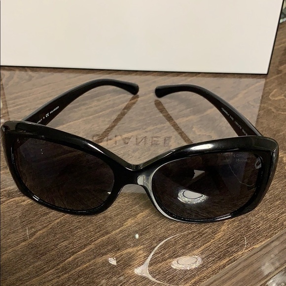 CHANEL CC Logo Polarized Sunglasses 5183 Black - Picture 12 of 15